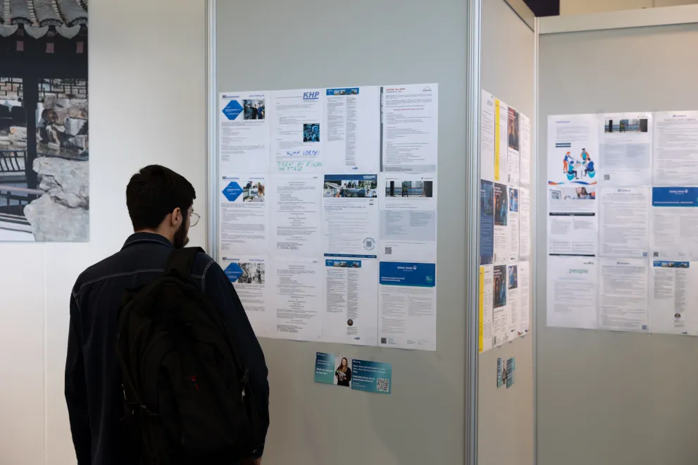 An der Jobwall hängen Stellenausschreibungen der teilnehmenden Firmen