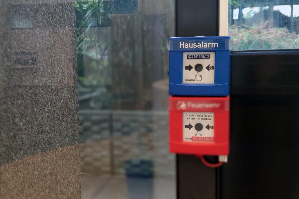 Schalter für Hausalarm (blau) und Feueralarm (rot) in einem RUB-Gebäude