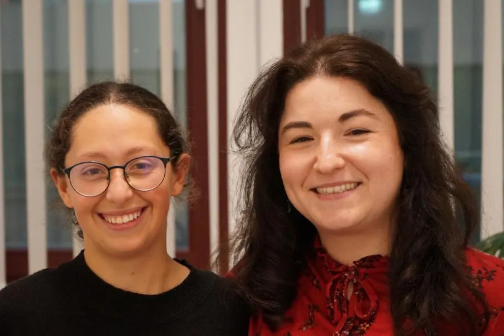 Talent Amina Bouderbala (links) wird unterstützt von Deniz Yilmaz, Talentförderin in Hagen.