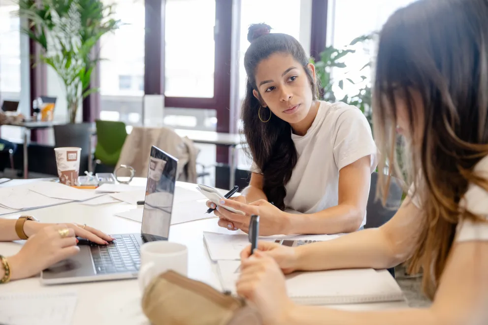 Gespräche zwischen zwei Studentinnen