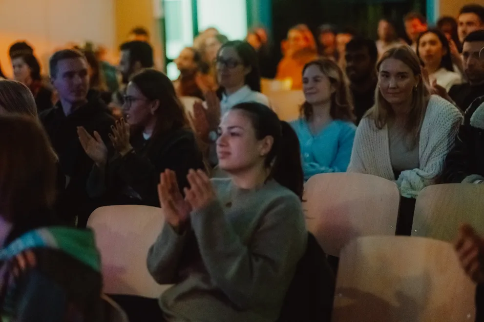 Applaudierende Frau, die im Publikum sitzt