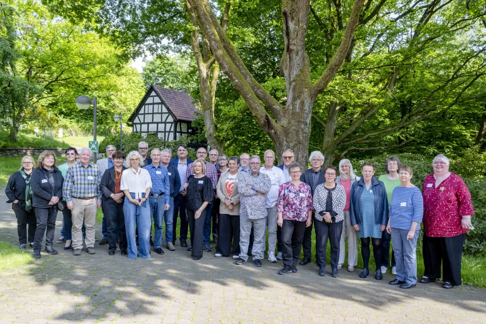Eine Gruppe Ehemaliger Mitarbeitender der RUB vor dem Beckmanns Hof