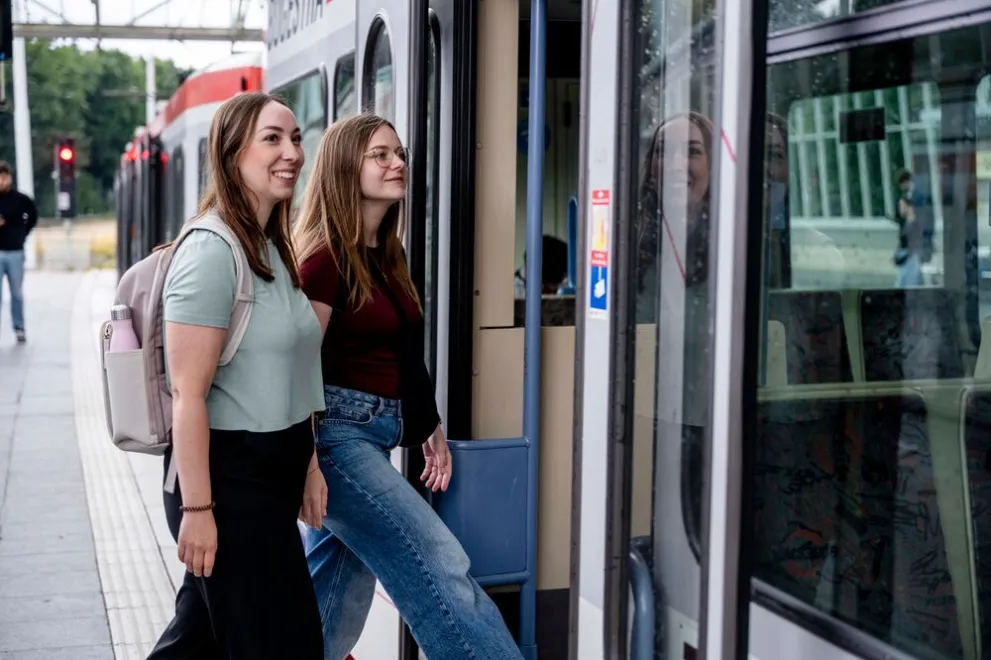 Zwei Studentinnen steigen in die Bahn