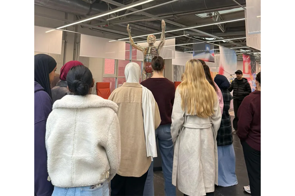 Foto: Gruppe der Schülerinnen und Schüler der Herbstferienakademie 2025 in der DASA.