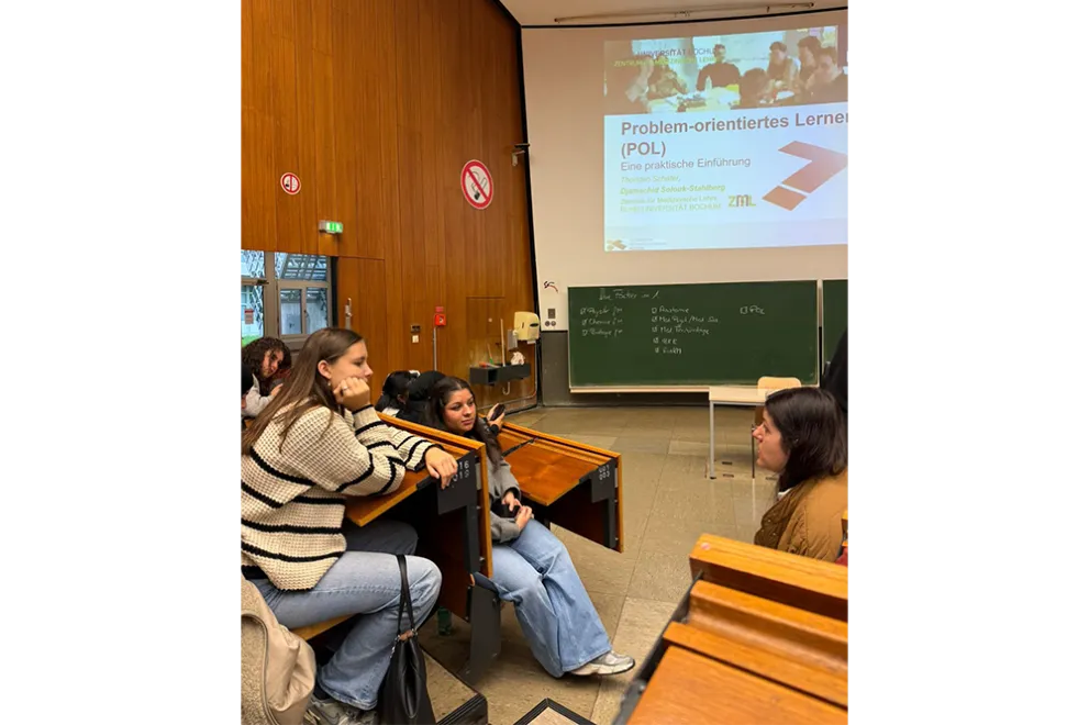Foto: Gruppe der Herbstferienakademie 2025 in einem Uni-Hörsaal.