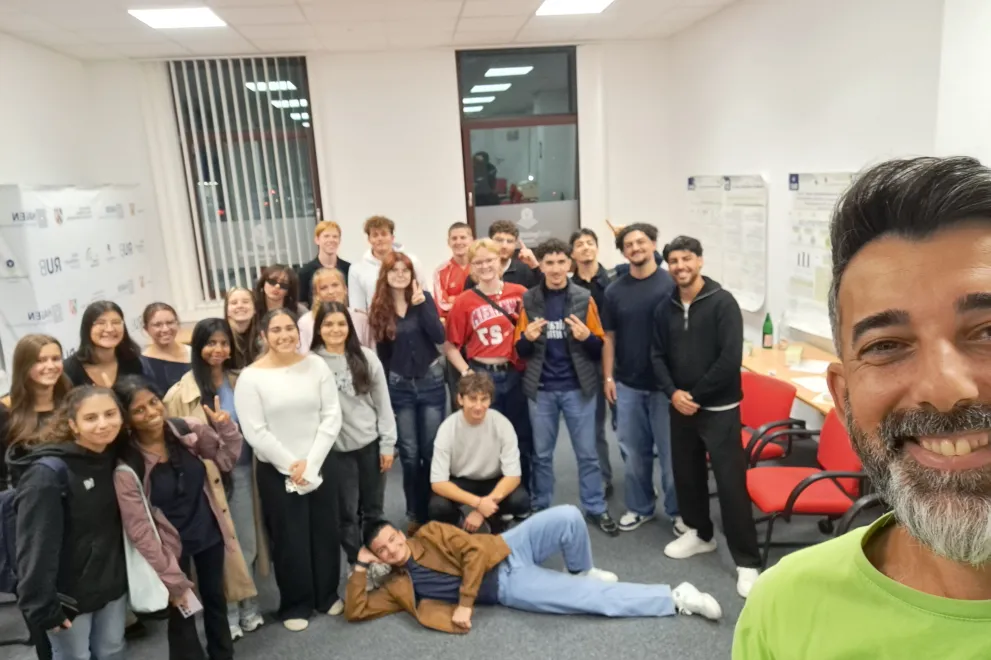 Gruppenbild der Demokratietalente mit Talentscout Halil Ülker