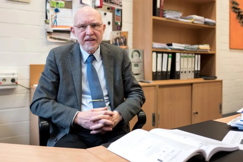 Prof. Dr. Uwe Czarnetski sitzt an einem Schreibtisch