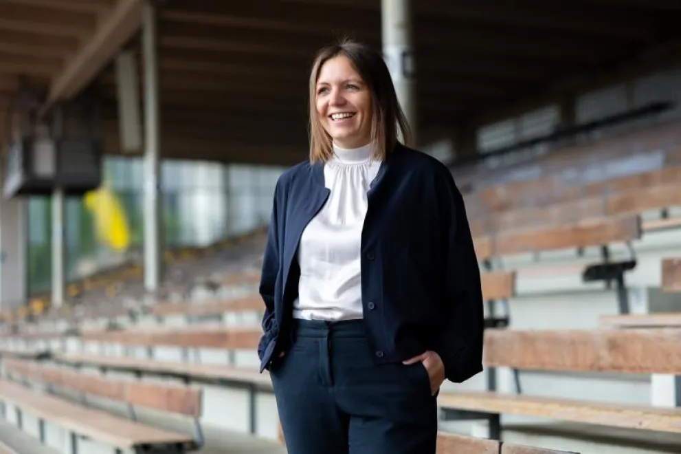 Julia Hämel steht auf einer Tribüne