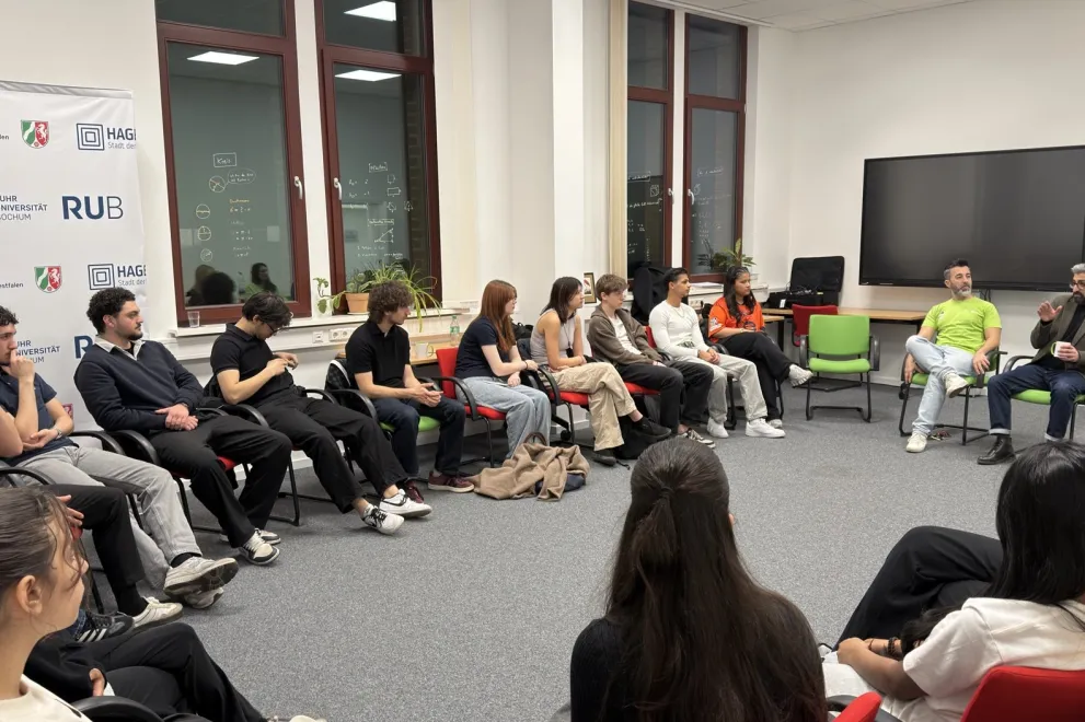 Schüler sprechen mit Suat im TKR