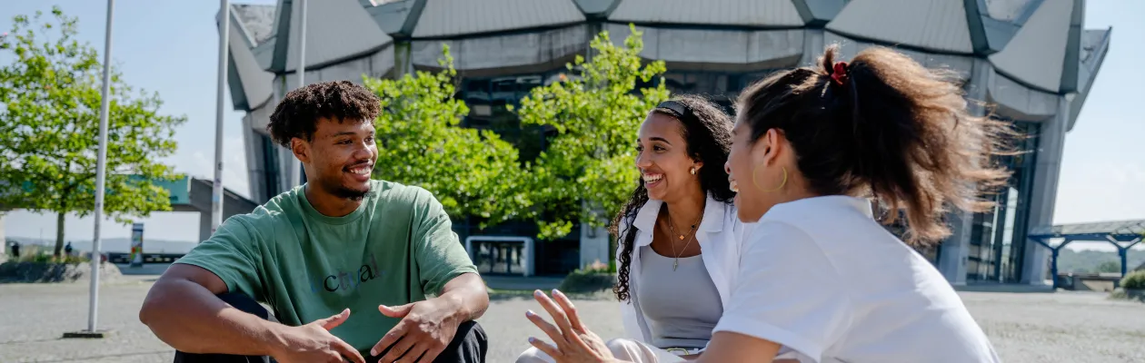Studierende auf dem Campus der Ruhr-Universität Bochum