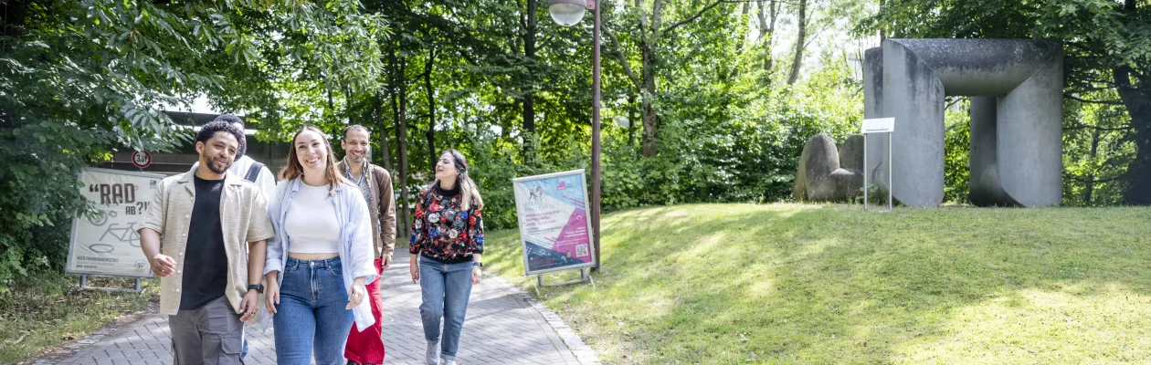 vier Studierende auf dem RUB-Campus