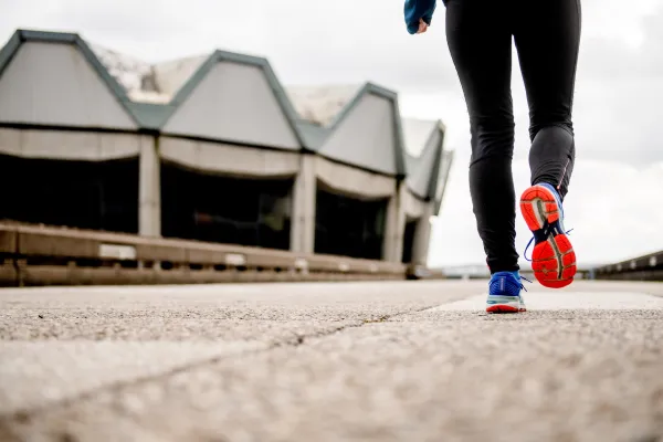 Joggingschuhe Läufer vor dem Audimax