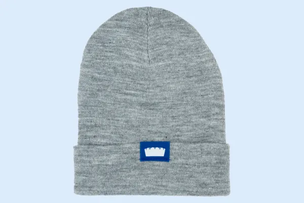 Das Bild zeigt eine graue Beanie aus dem Unishop mit Audimax-Logo
