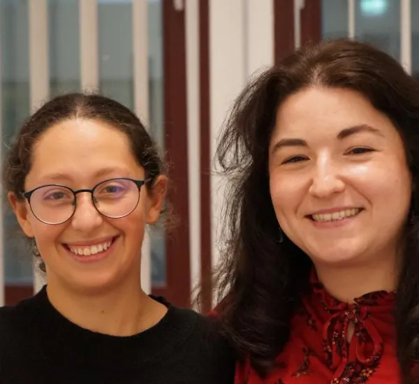 Talent Amina Bouderbala (links) wird unterstützt von Deniz Yilmaz, Talentförderin in Hagen.